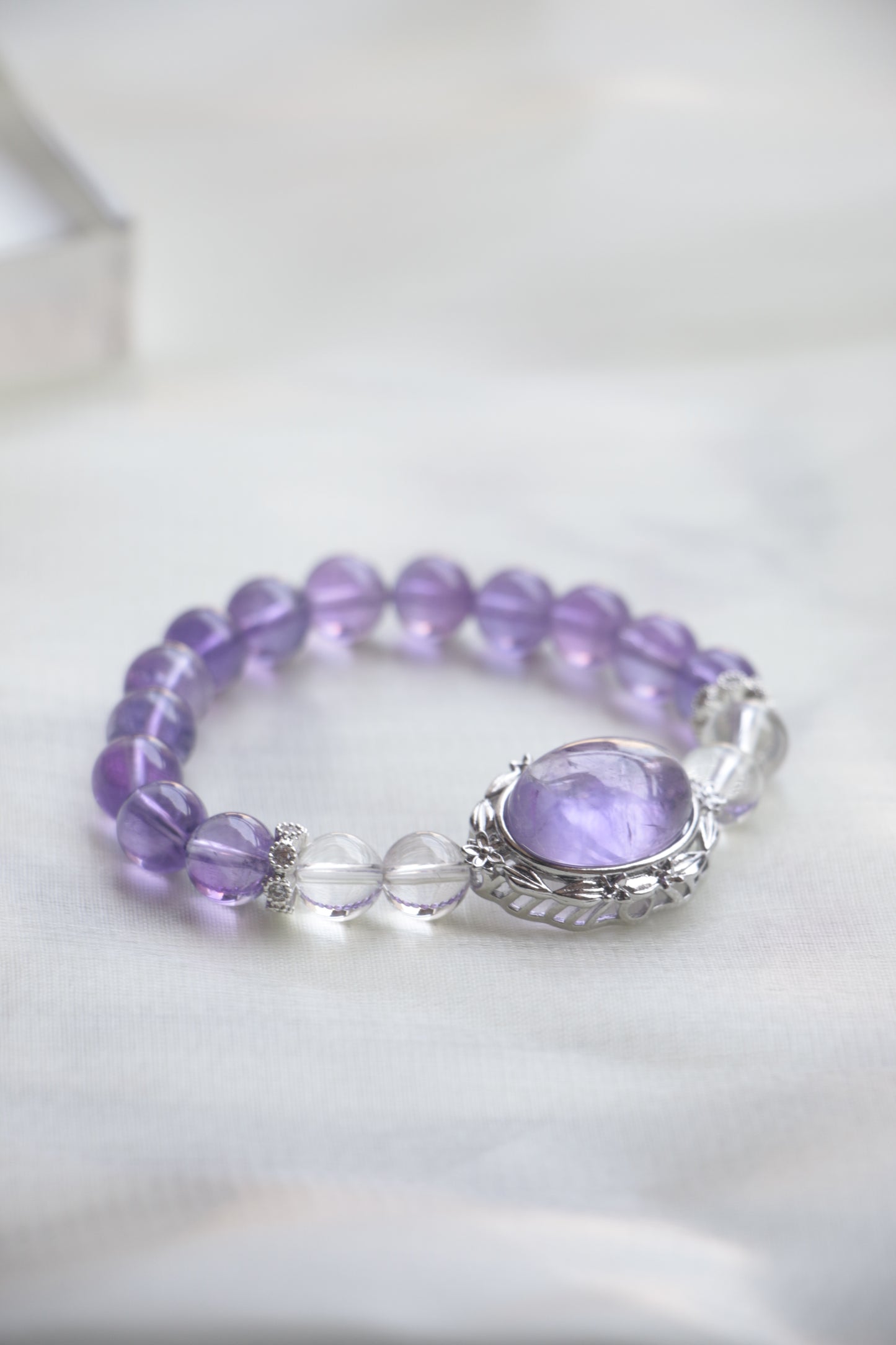 Amethyst and Silver Leadership Bracelet for Career Success
Feng Shui Executive Jewelry to Boost Authority and Orders