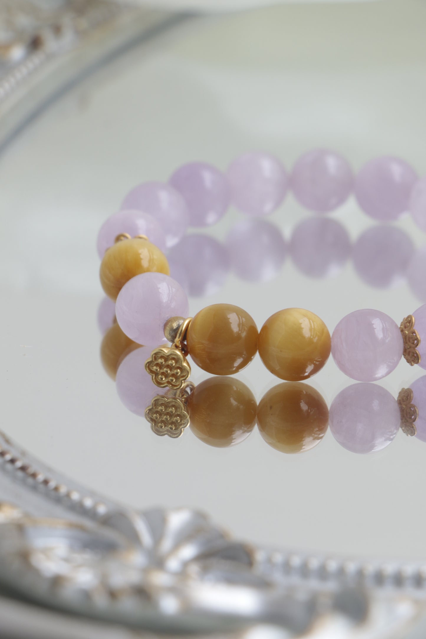 Tiger’s Eye and Purple Spinel Bracelet for Feminine Authority and Leadership
Feng Shui Executive Jewelry to Enhance Confidence and Decision-Making