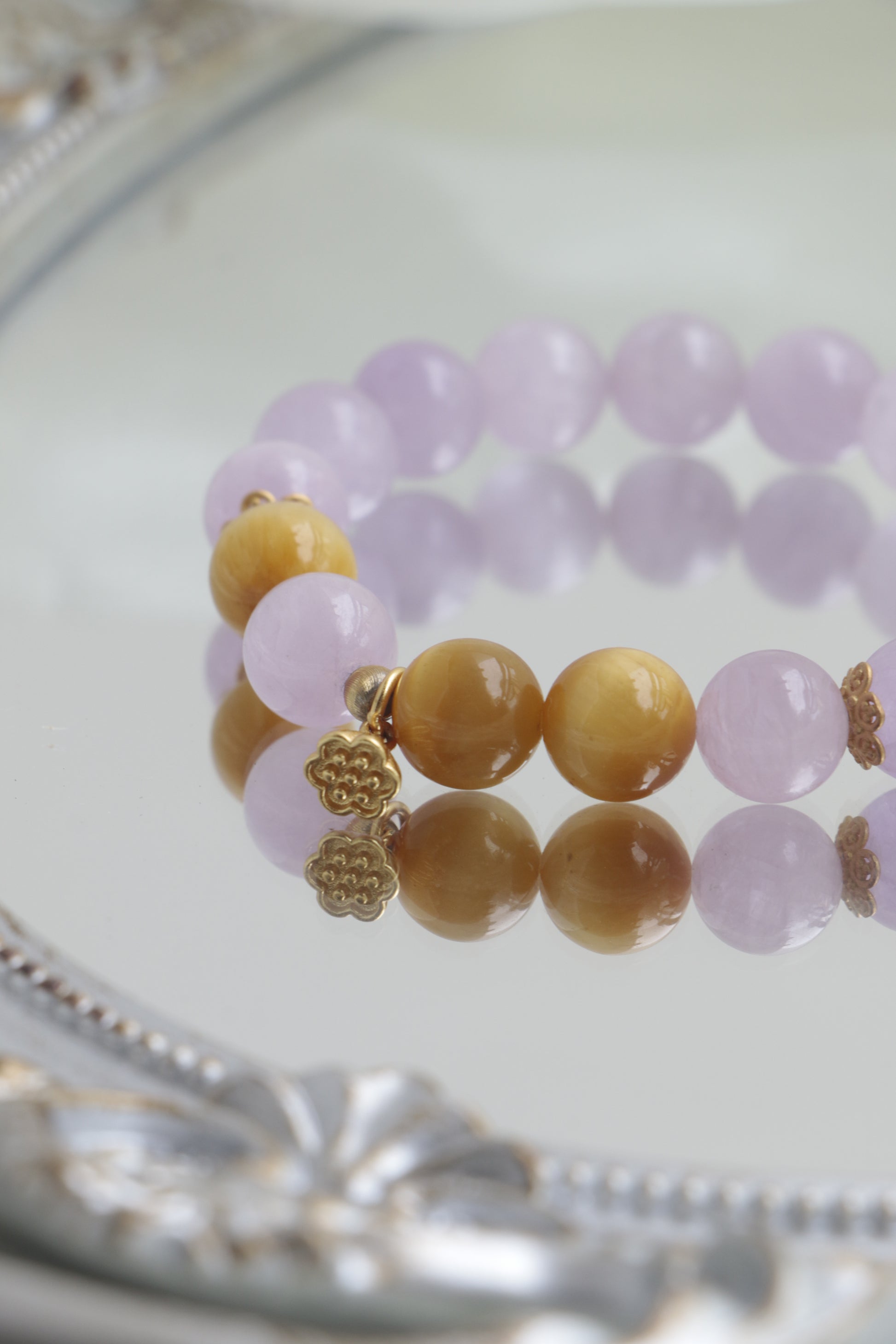 Tiger’s Eye and Purple Spinel Bracelet for Feminine Authority and Leadership
Feng Shui Executive Jewelry to Enhance Confidence and Decision-Making