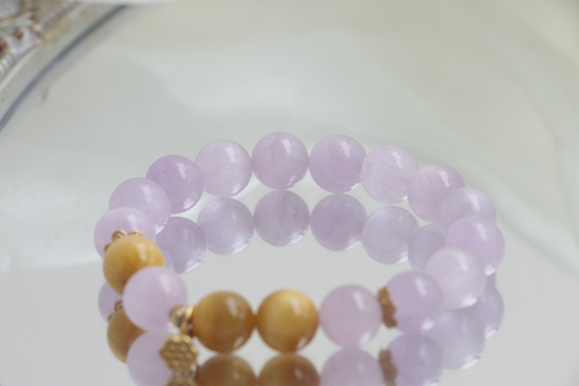 Tiger’s Eye and Purple Spinel Bracelet for Feminine Authority and Leadership
Feng Shui Executive Jewelry to Enhance Confidence and Decision-Making