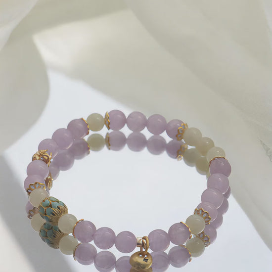 Primary: “Nine Purple Fire Bracelet,” “Feminine Empowerment Jewelry,” “Hetian Jade Spinel Bracelet”
Secondary: “Feng Shui Jewelry for Women,” “Cloisonné Good Luck Bracelet,” “Career Success Crystal Bracelet”
Long-Tail: “Best bracelet for female entrepreneurs,” “How to activate九紫离火运 for women”